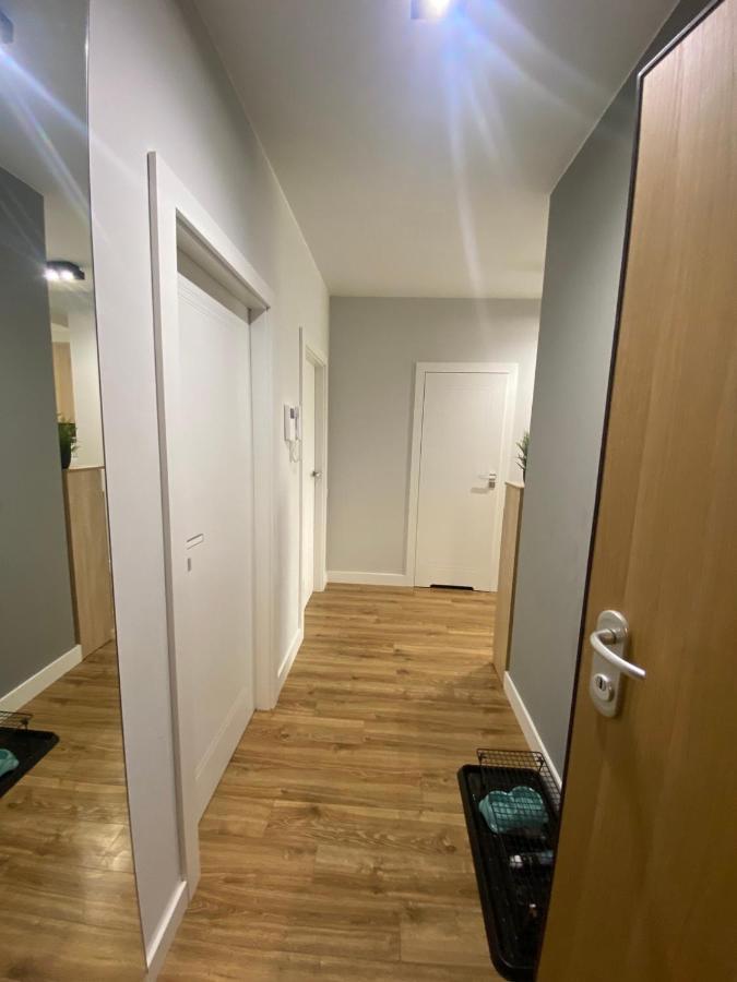 Fajny Apartament Z Parkingiem, Obok Metra. Varsovia Exterior foto