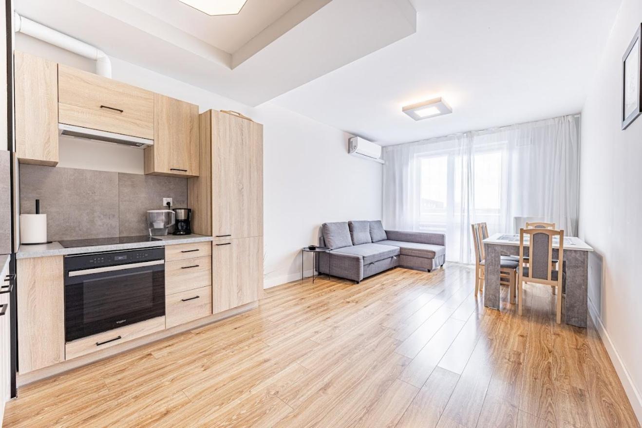 Fajny Apartament Z Parkingiem, Obok Metra. Varsovia Exterior foto